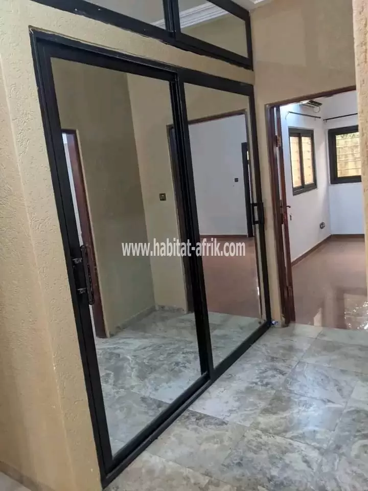 je mets en vente une maison sur demi lot deux (2) chambres à adidogome ipg lome togo