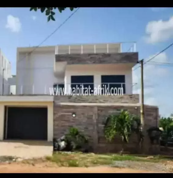 Je mets en vente une villa duplex de 4 chambres a atsiegou, 150 mètres du goudron lome togo