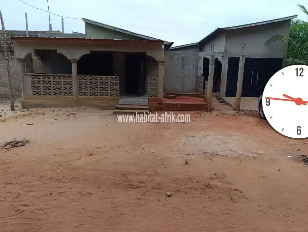 Je mets en vente une petite maison sur un quart de lot a davie lome togo