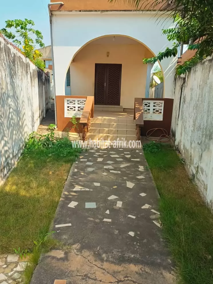 Je mets en vente une maison sur demi lot trois (3) chambres à adidogome franciscain lome togo