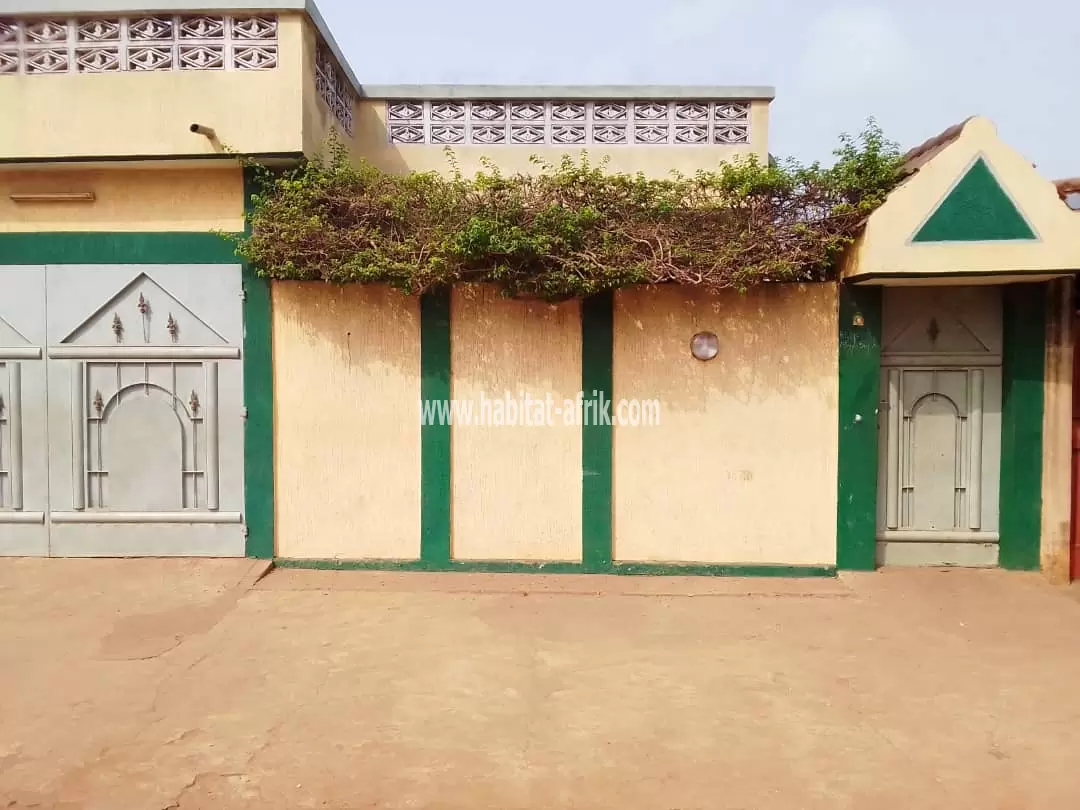 Je mets en vente une maison sur demi lot à agoe cacaveli ayassor 2 chambres salon lome togo