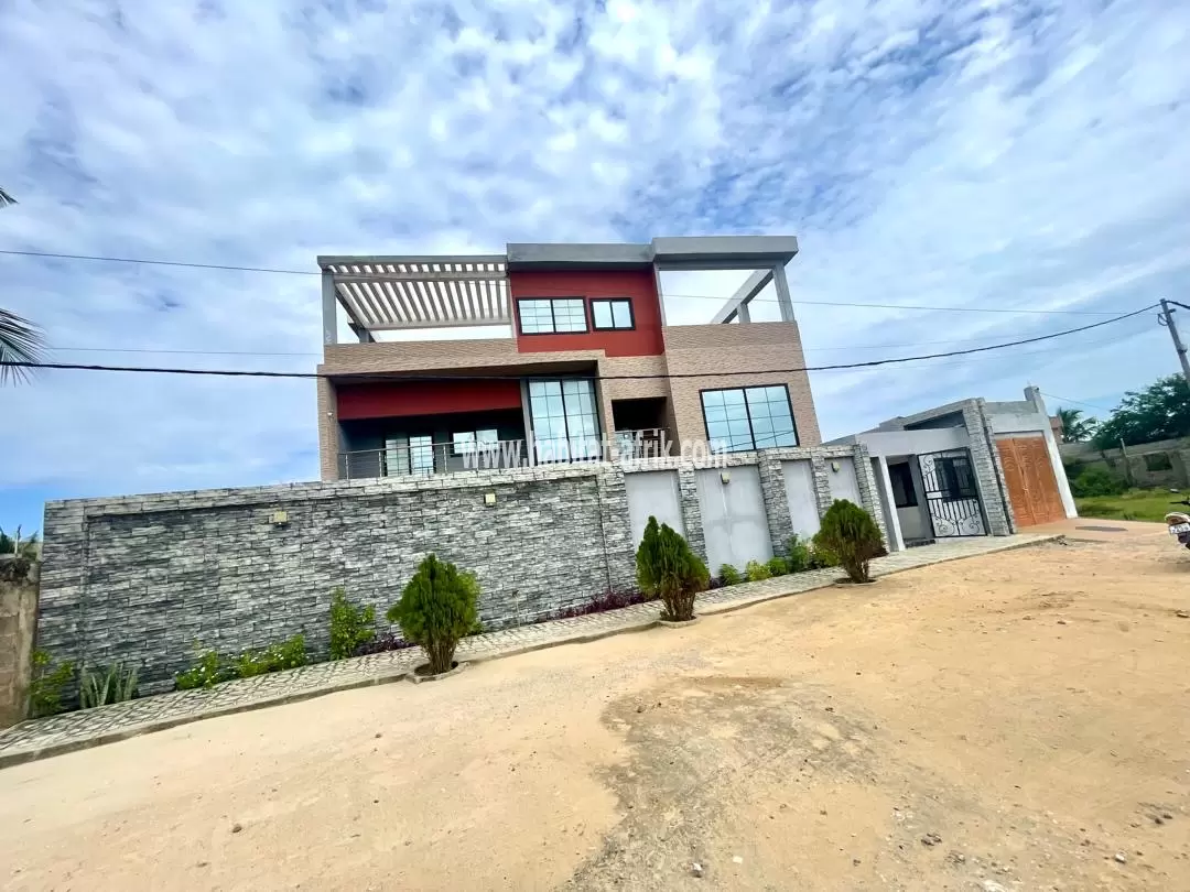 Je mets en location une villa duplex de 7 chambres a kpogan sanol lome togo