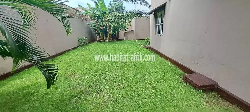 Je mets en location une maison duplex de quatre (4) chambres deux (2) deux (2) dépendance a Tokoin habitat lome togo