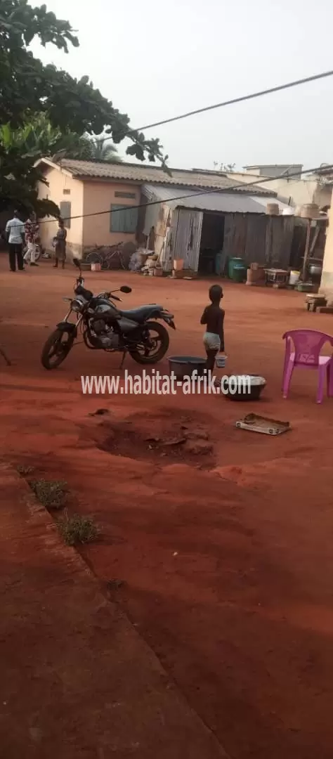 Je mets a vendre une maison de deux (2) fois chambres salon a agoe anokui camp police lome togo