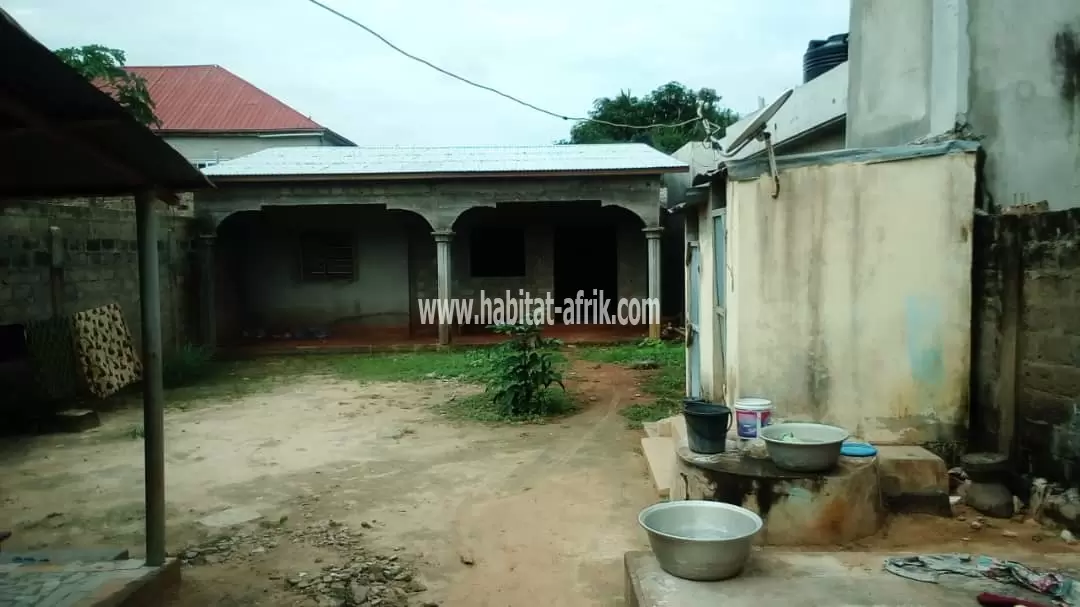 Je mets en vente une maison sur demi lot tuilé de deux (2) chambres salon a adidogome kohe bar domino