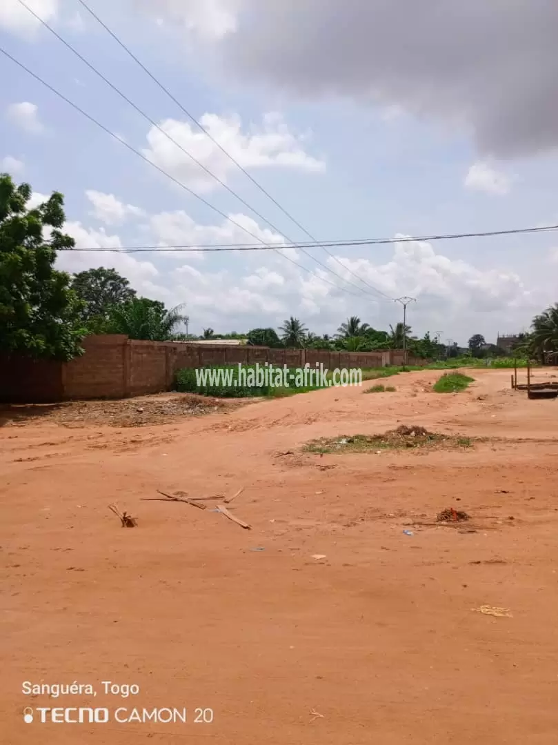 Je mets en vente une parcelle de terrain un lot et demi a sanguera kleme cour primaire lome togo