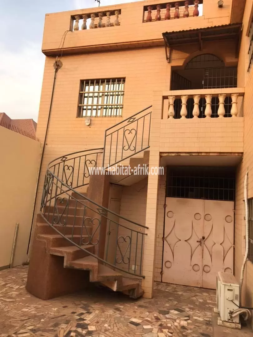 Je mets en location une maison meublée de quatre (4) chambres salon à atsiegou togo2000 à côté de la station d’essence fastar lome togo