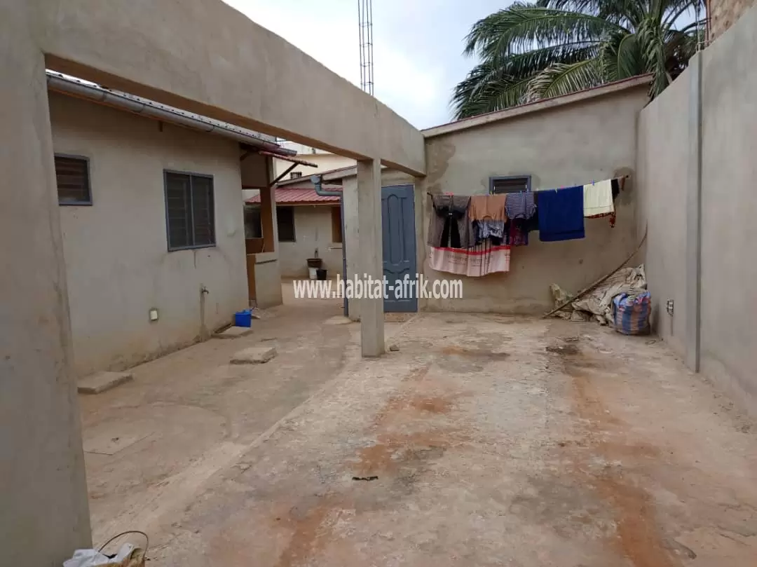 Je mets en vente une maison de location sur 300 mètres carrés située a agoe demakpoe lome togo