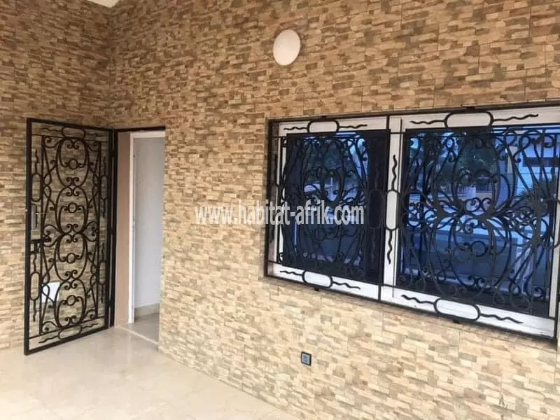 Je mets une   LOCATION VILLA DUPLEX     Kegue kpatcha - 450k- 05 chambres  MAISON DUPLEX 05 CHAMBRES ET 01 DÉPENDANCE AVEC JARDIN GARAGE POUR 2 VOITURE AU QUARTIER KEGUE KPATCHA 14 VILLA LOME TOGO  AU REZ-DE-CHAUSSÉE  01 CHAMBRES ( SALON CLIMATISÉ ) CUISI
