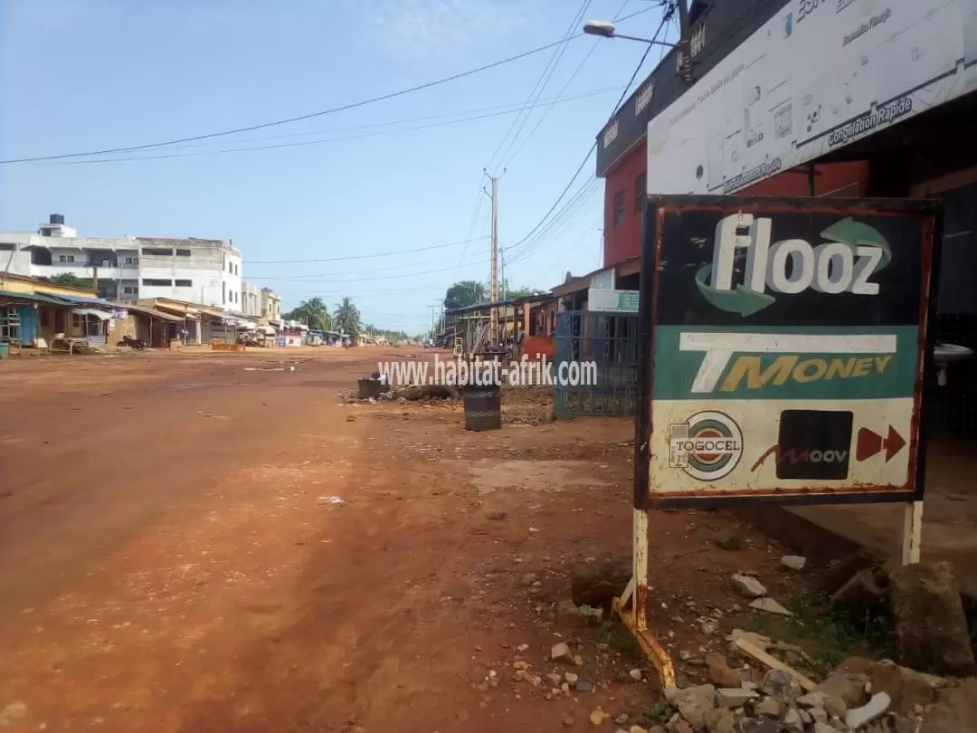 Je met en vente une parcelle de terrain moin de trois quart (3/4) de lot au bord de la rue de 30 mètres agoe kossigan camp GP lome togo