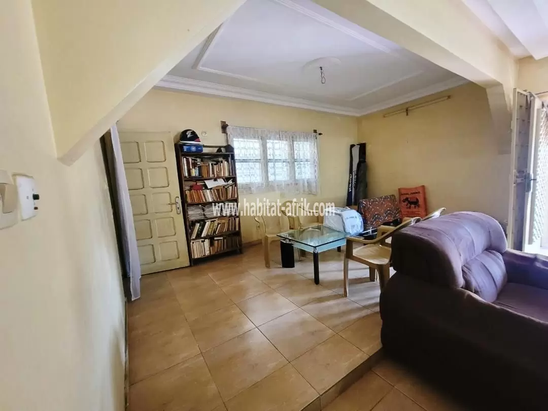 Je mets en vente une maison sur demi lot de 3 chambres salon et 2 dépendance à kpogan lome togo