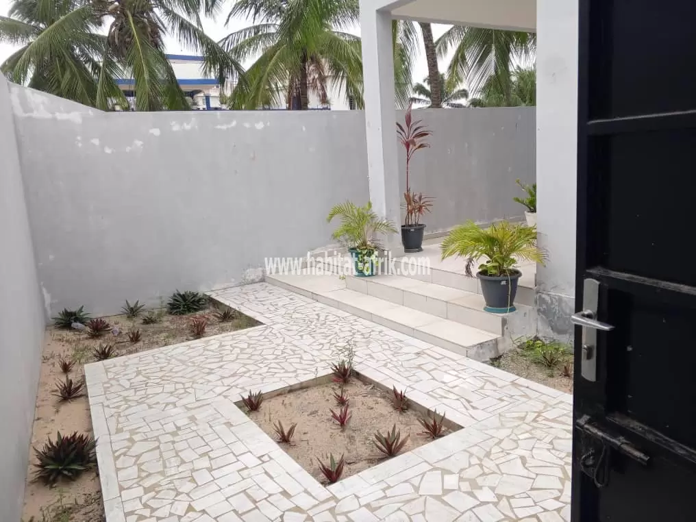 Je mets en location une maison meublée de deux (2) chambres salon équipée propre à agbavi lome togo 