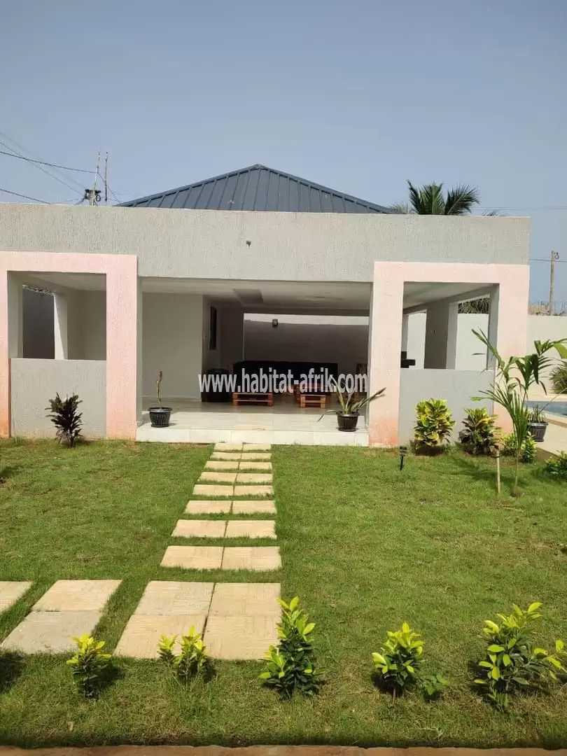 Je mets en location une villa meublée de deux chambres salon avec piscine jardin barbecue équipé à segbe - akato 3km du goudron sécurité assurée lome togo 