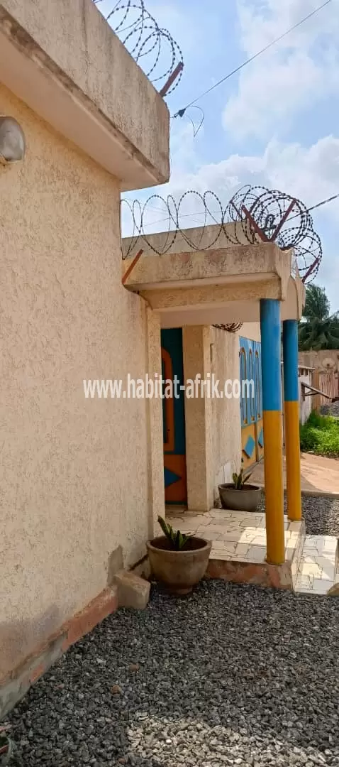 Je mets en vente une maison sur un quart de lot 2 chambres salon plus dépendance à Hedzranawoe sagboville lome togo 