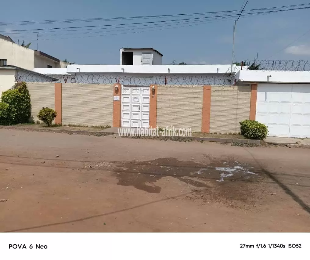 Je mets en location une villa de quatre (4) chambres salon dépendance à TOKOIN wuiti lome Togo 