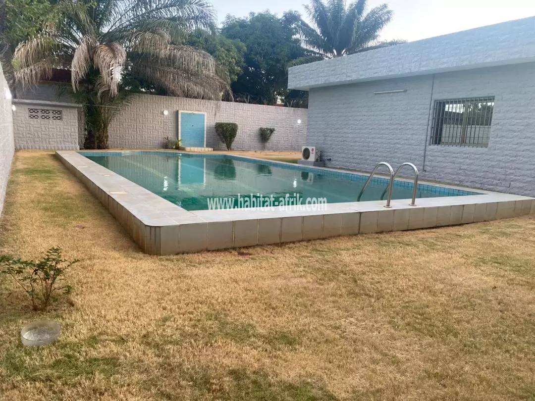 Je mets en location une villa de quatre (4) chambres salon jardin piscine à la caisse lome Togo 