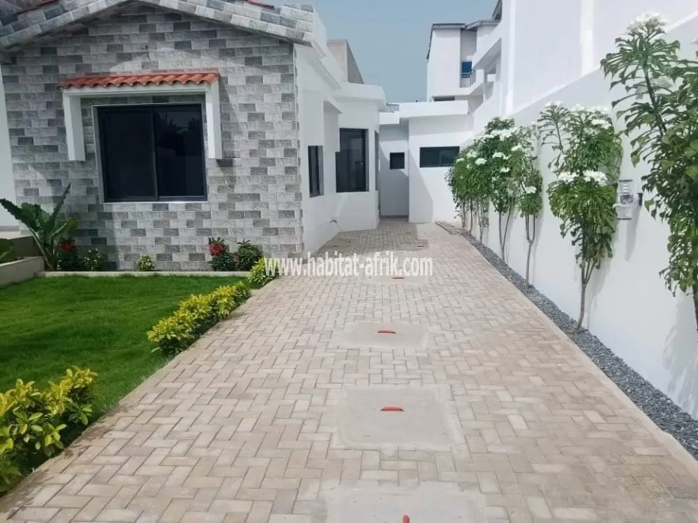 Je mets en vente un villa sur un lot avec titre foncier de quatre (4) chambres salon jardin dépendance à BAGUIDA LOME togo 