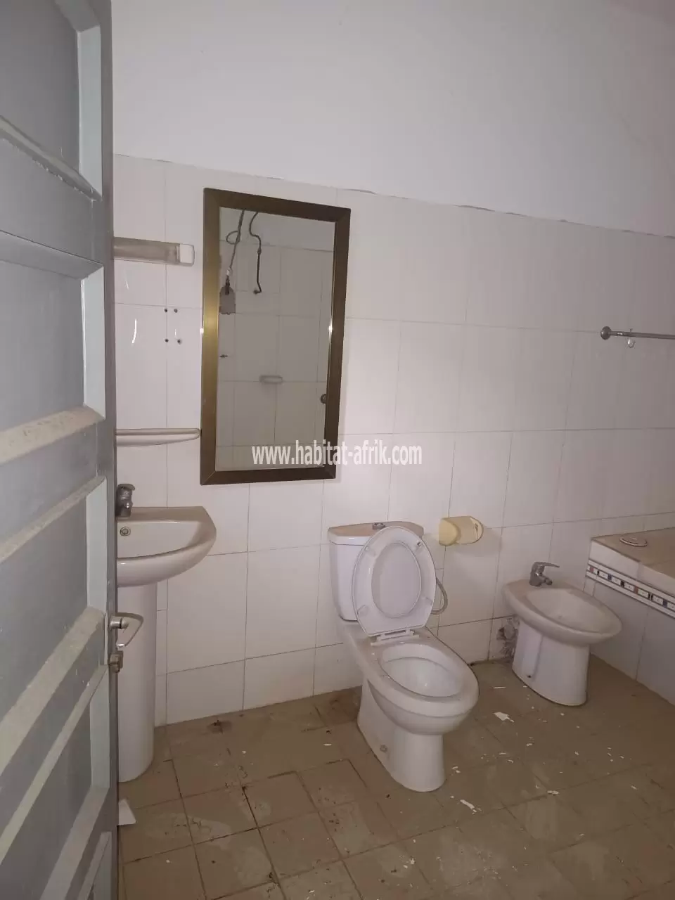 Je mets en location un villa de 3 chambres salon dans la cité aéroport lome togo 