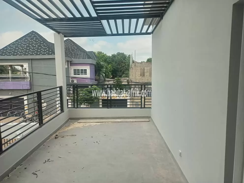 Je mets en location une villa en appartement cour unique à l’étage de 2 chambres salon à avedji cito lome togo 