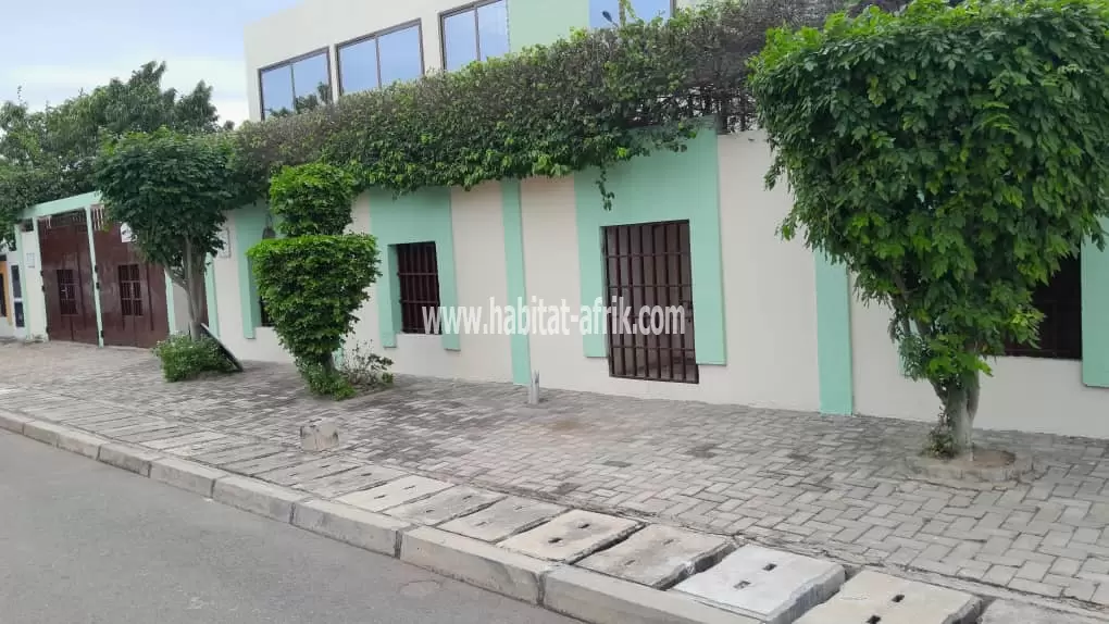 Je mets en vente une villa sur un lot 600 mètres  Carré de quatre (4) chambres salon dans la cité BOAD BAGUIDA lome togo 