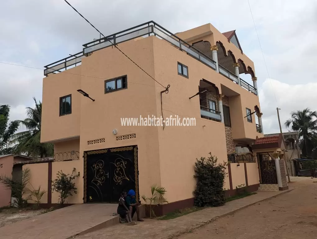Je mets en vente une villa de 4 chambres salon sur 1 quart de lot à AGOE cavaveli LOME togo