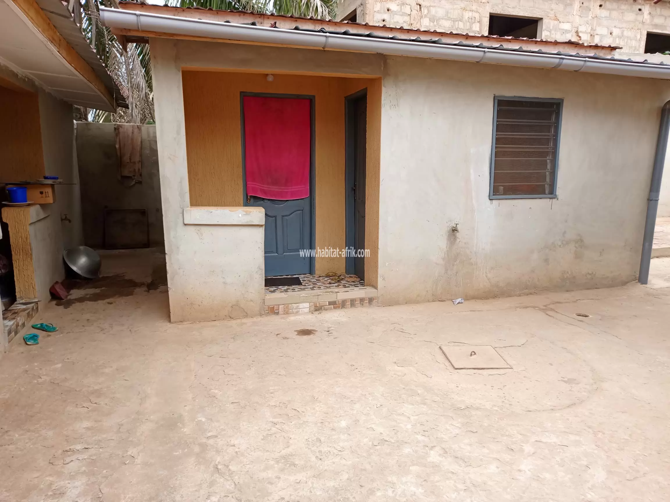 Je mets en vente une maison de location de 2 fois chambre salon et 2 fois pièce interne à AGOE demakpoe juste 150m du goudron LOME togo 