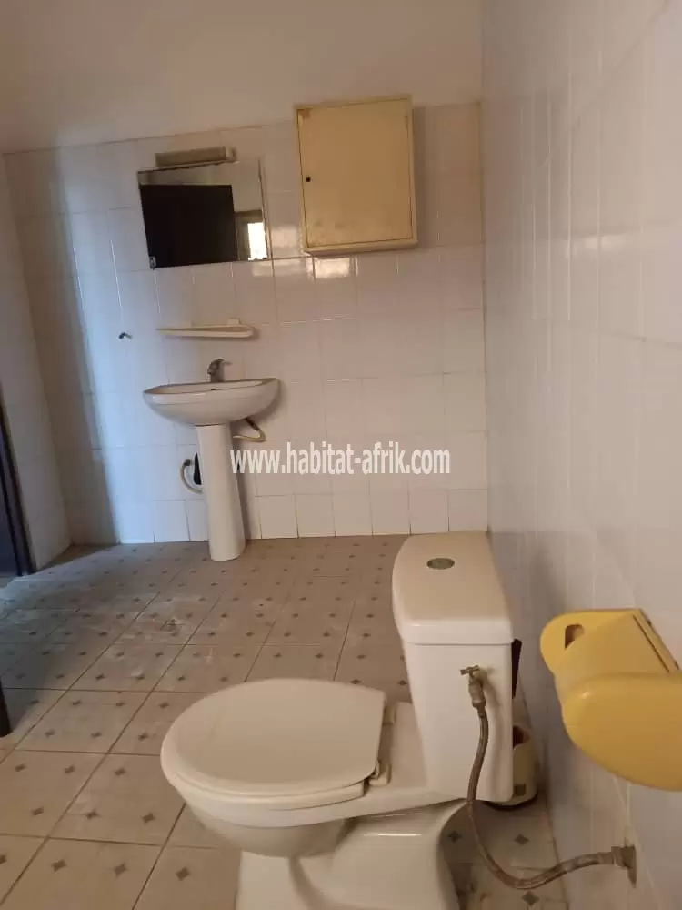 A louer appartement l’etage R+2 de 3 chambres salon à nyekonakpoe lome togo 