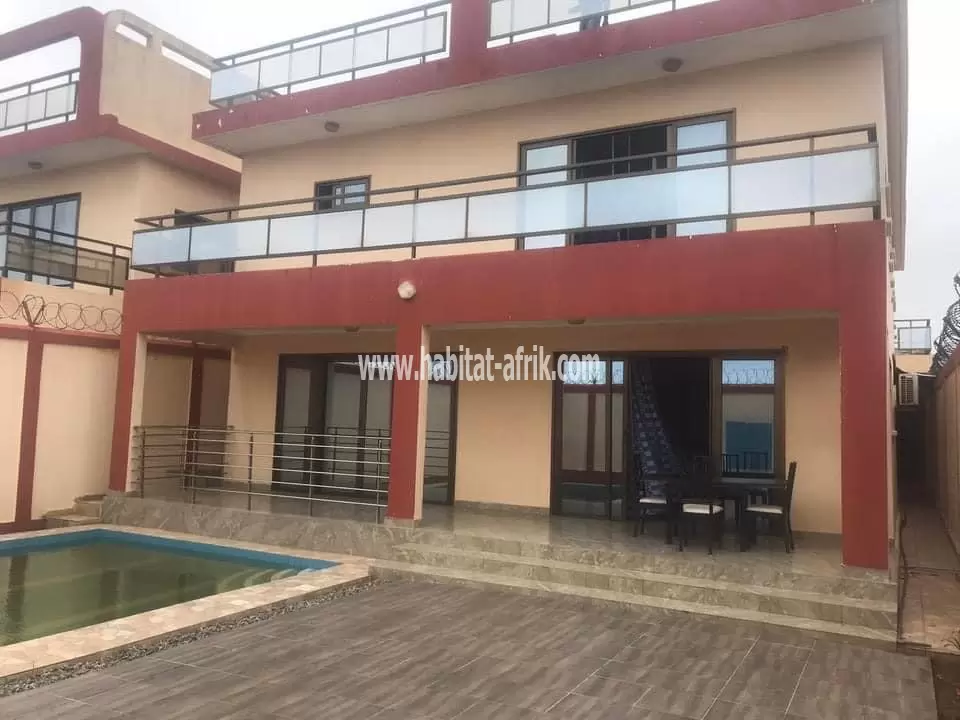 A louer villa duplex de 4 chambres salon meublée avec piscine à BAGUIDA uniquement pour long séjour lome togo 