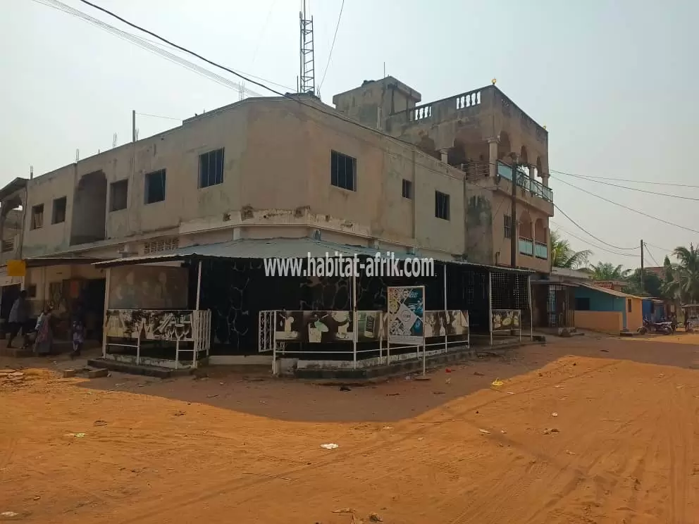 À vendre une maison à étage sur un quart de lot  au carrefour aised lome togo 