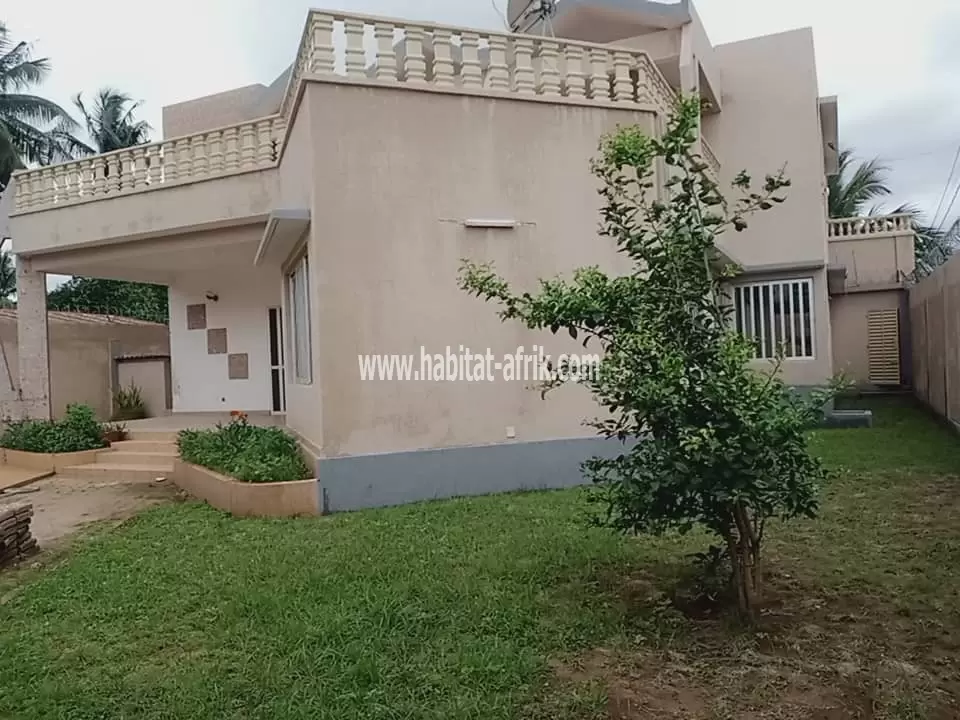 Villa avec piscine grand jardin a louer a djidjole 5 chambres salon cuisine lome togo