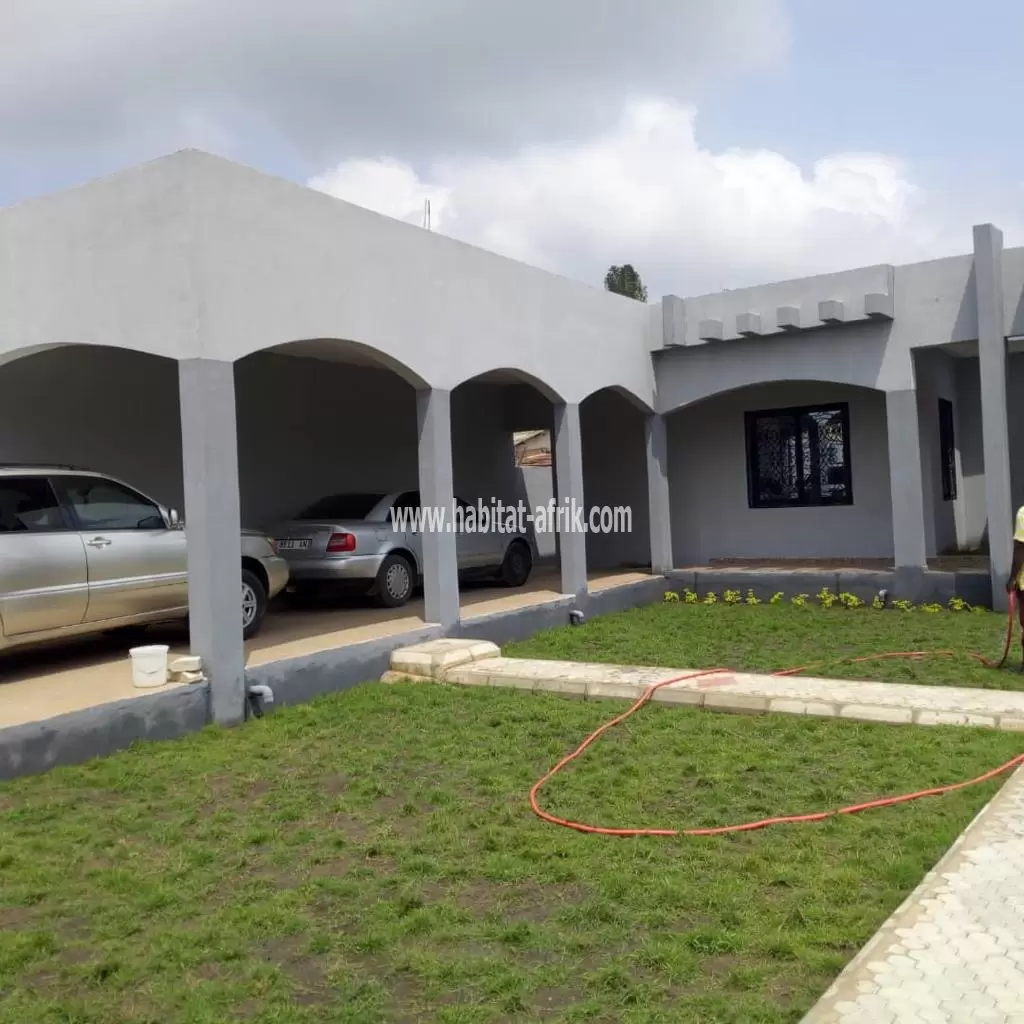 Villa avec piscine et grand jardin à vendre sur 750 mètres carrés 3 chambres et salon à adidogome soviepe lome togo