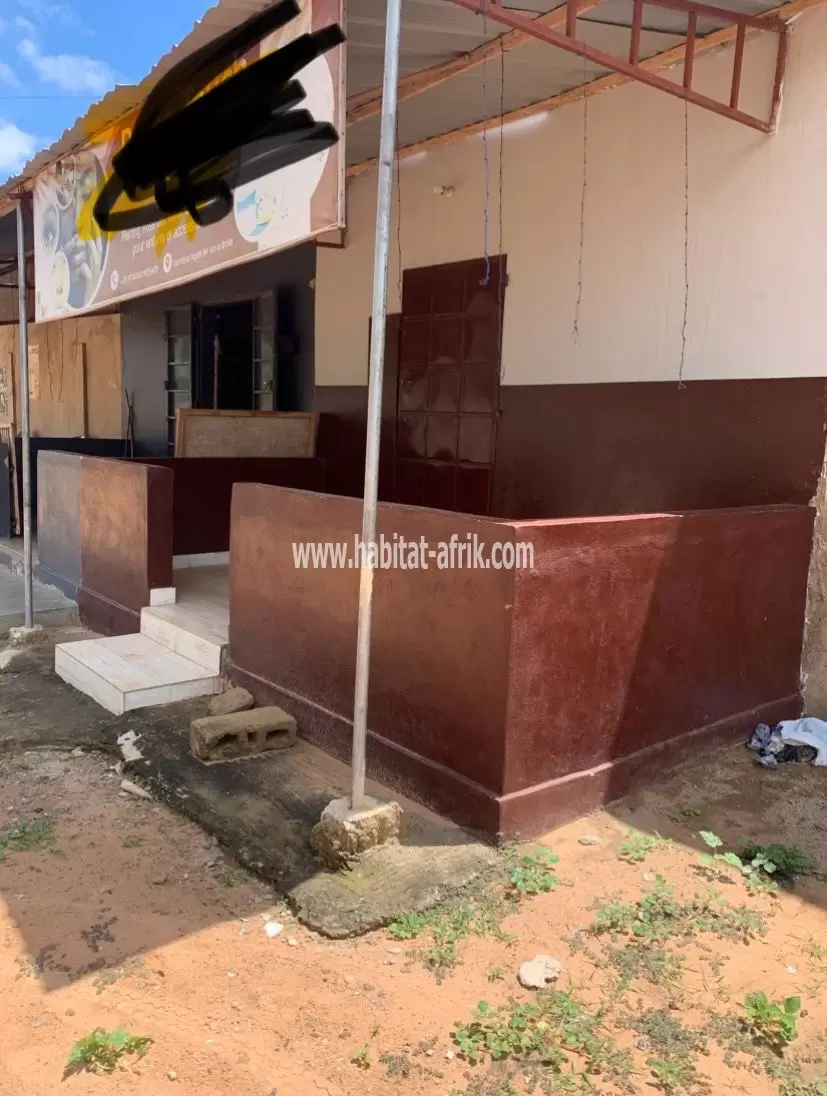 Boutique a louer avec dwc situé non loin du carrefour logote lome togo