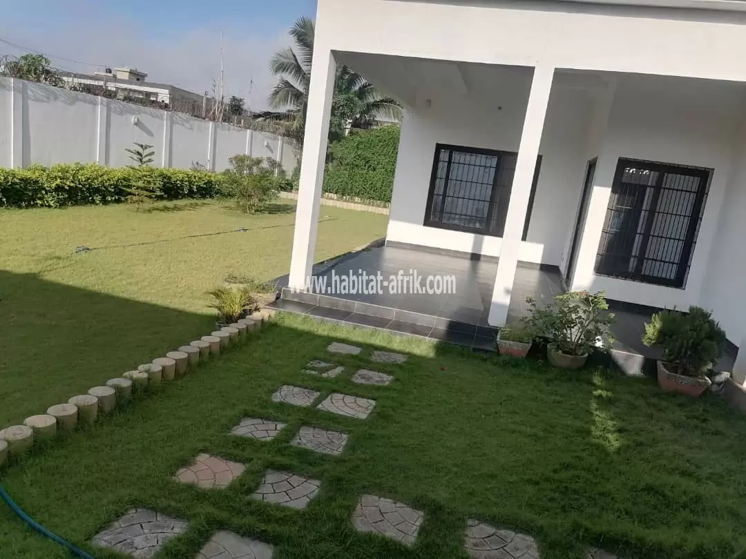 Villa a vendre 2 chambres salon et dépendance à sanguera kleme lome togo