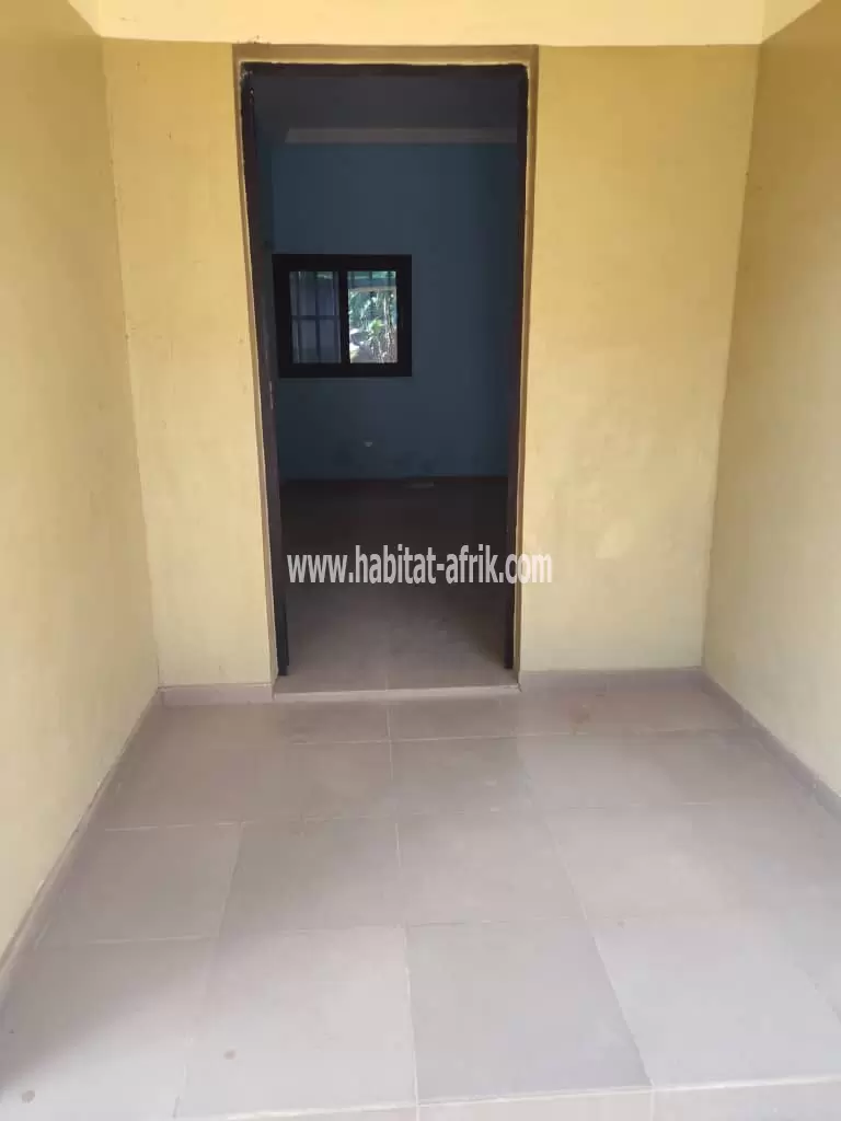 A louer appartement chambre salon douche wc interne a adidogome lycée lome togo 