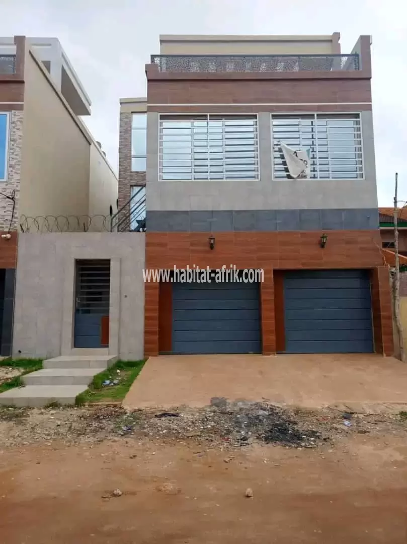 Villa duplex a vendre 5 chambres 2 salons une dépendance à Hedzranawoe yatt and co lome togo