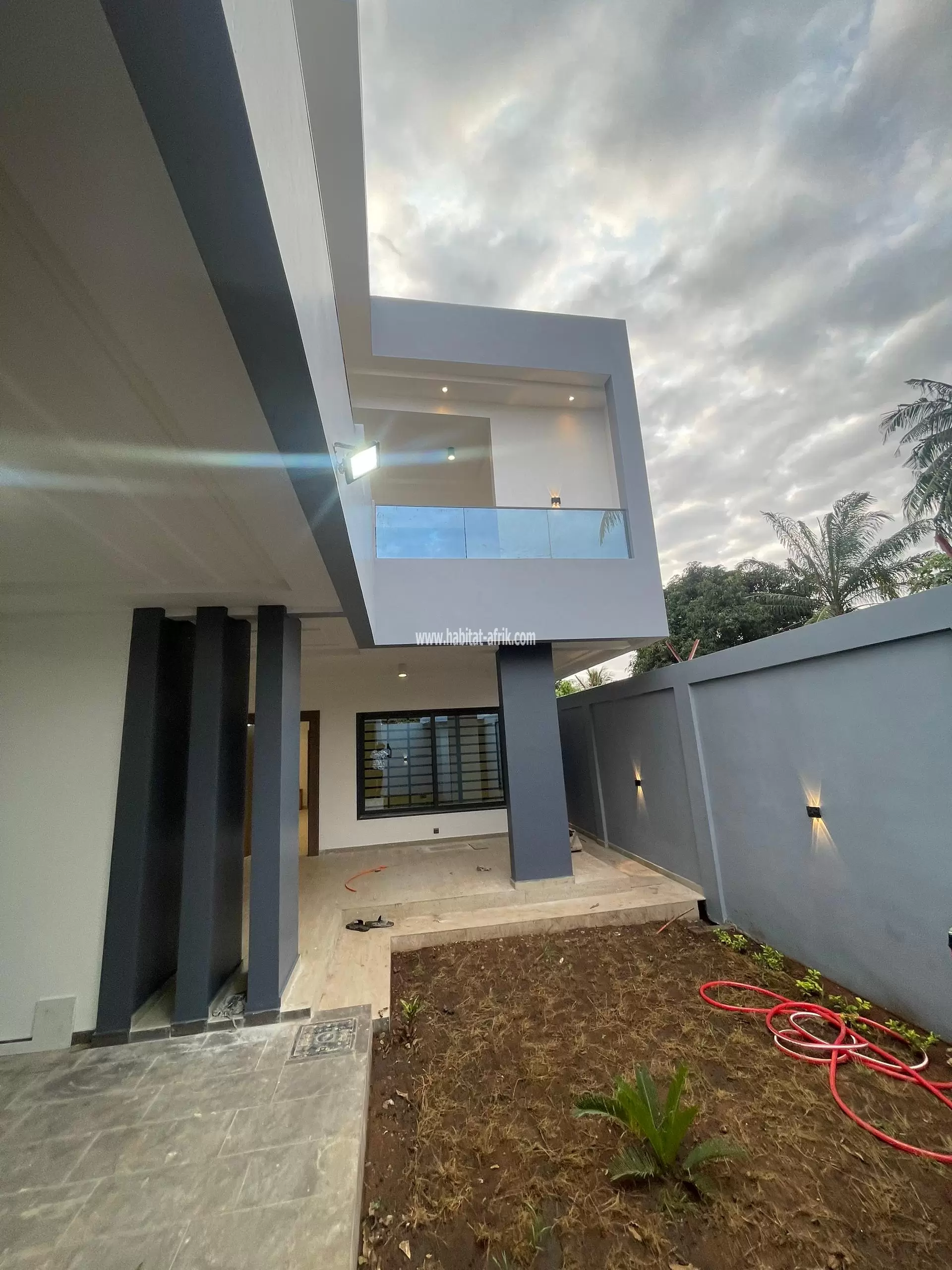 A Louer appartement cour unique seul a l’étage composé de 3 chambres salon et une dépendance à franciscain derrière les rails lome togo