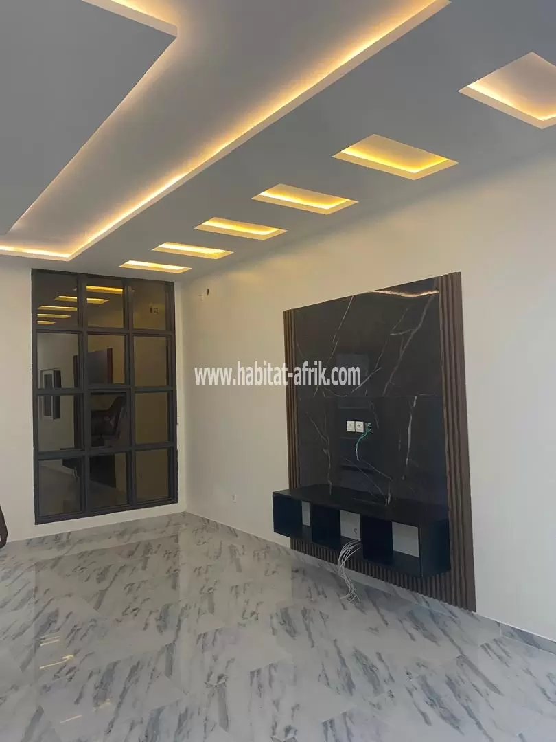 Je mets en vente une villa avec piscine a kegue stade de 5 chambres 2salon lome Togo 