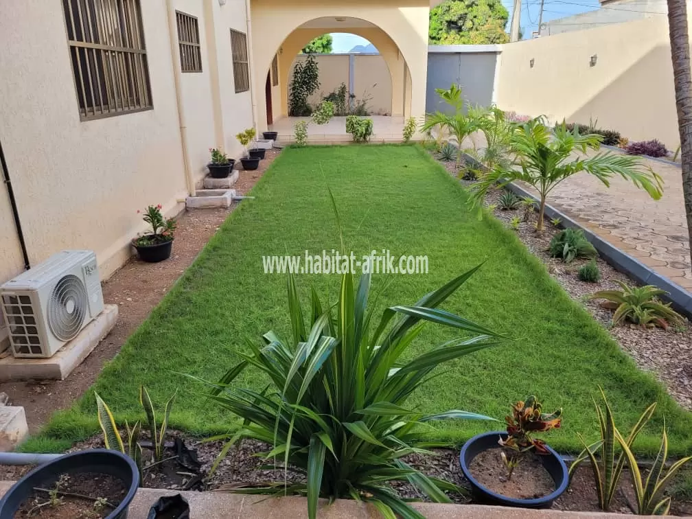 Je mets en location un logement meublé de 3 chambres salon avec jardin situé dans la localité de djidjole au bord du pave lome togo
