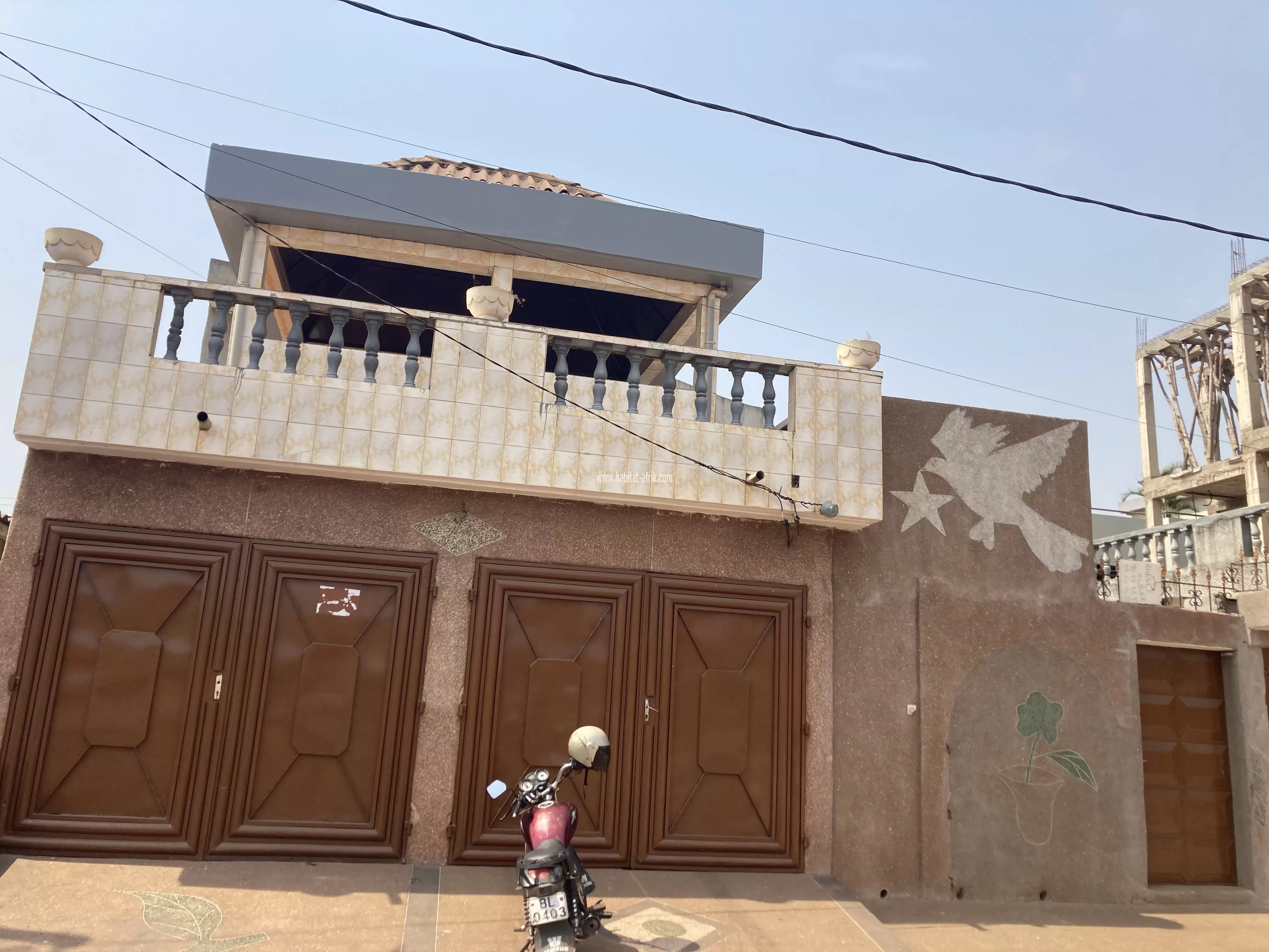Je mets en location un appartement anglais cour unique a l’étage de 2 chambres salon wcd cuisine terrasse balcon paillote derrière la foire togo2000 lycée technique atsiegou lome togo