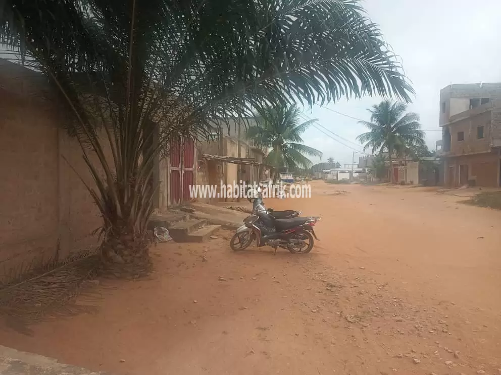 Je mets en vente une maison inachevée de 3 chambres salon dépendance à adidogome logote marché lome togo