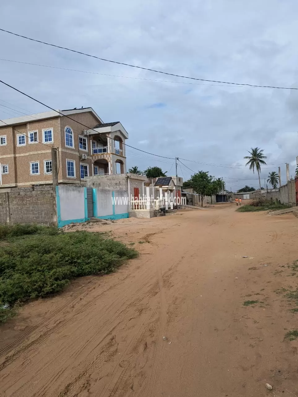 Je mets en vente une parcelle de terrain un lot et demi (1,5) a gbodjomé juste 200 mètres du goudron lome aneho 