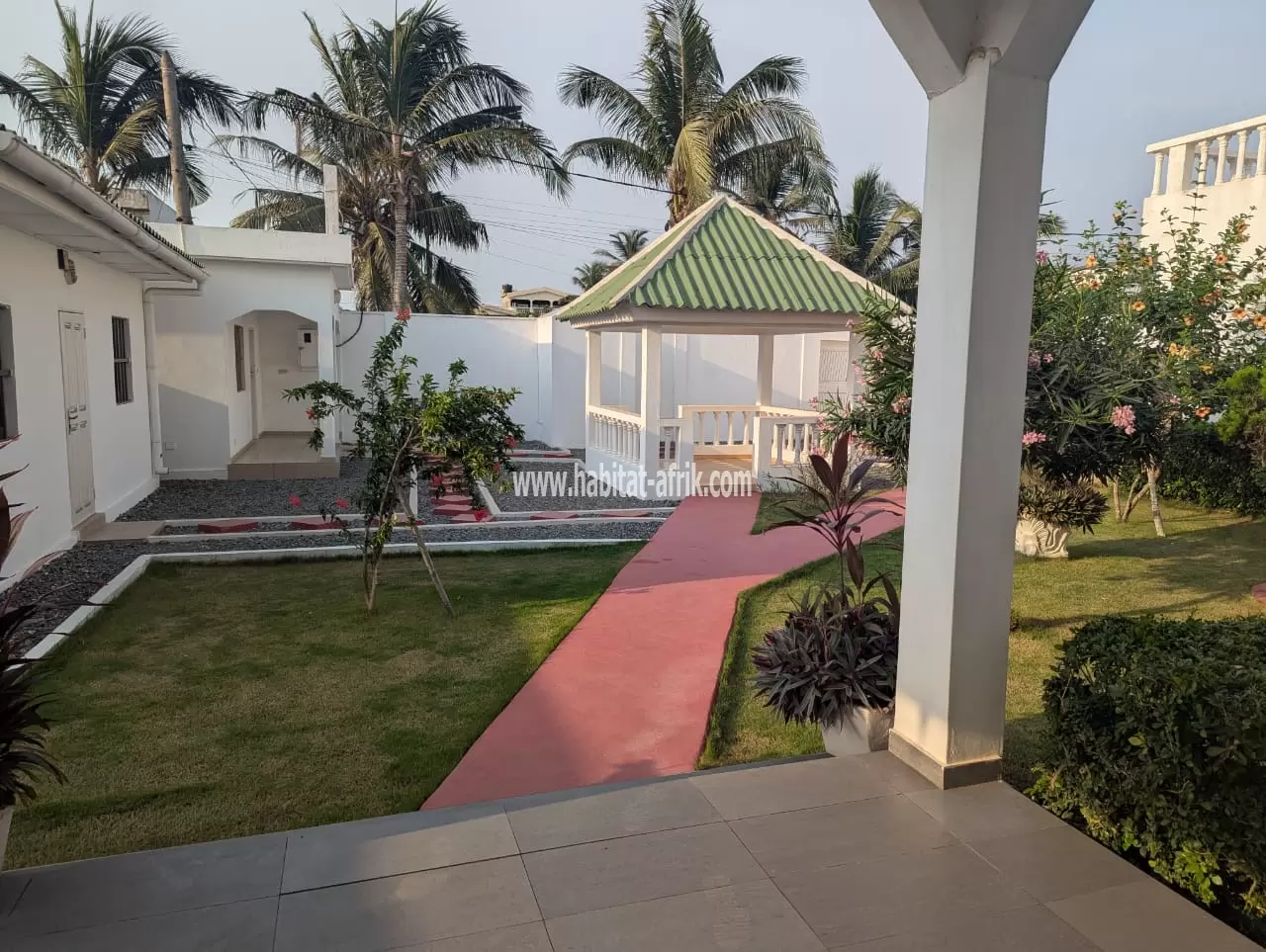 Je mets en vente une villa duplex de 4 chambres salon avec un grand espace et un joli jardin fleuri à baguida 350m du goudron lome aneho