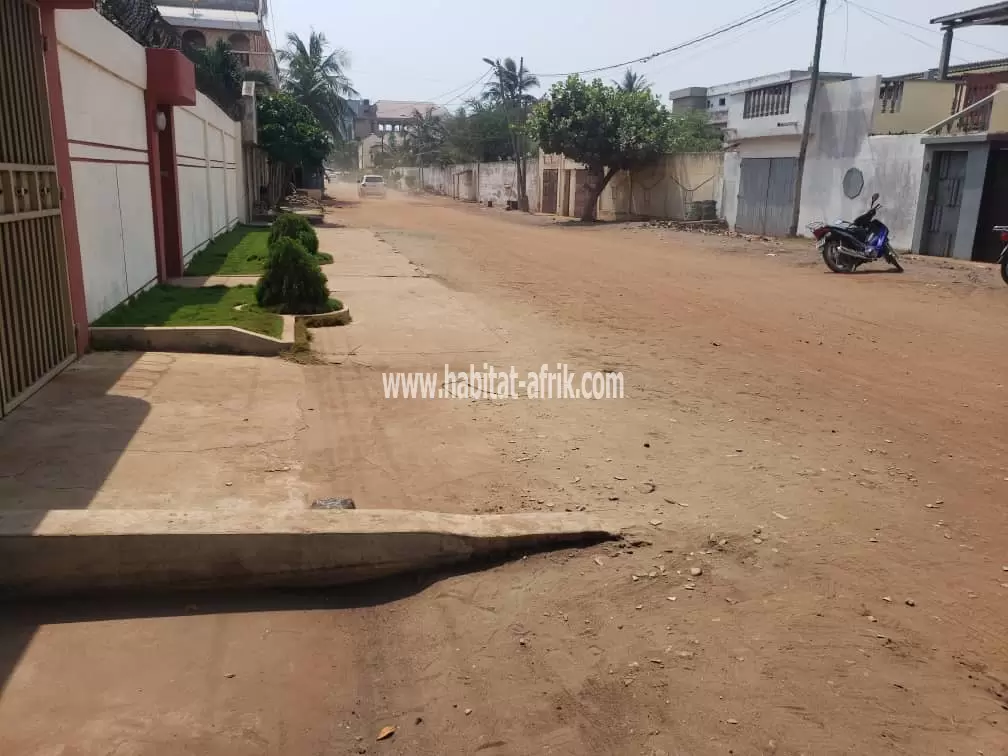 Je mets en vente une villa de 2 chambres salon dépendance et une piece sur demi lot a ablogame lome togo