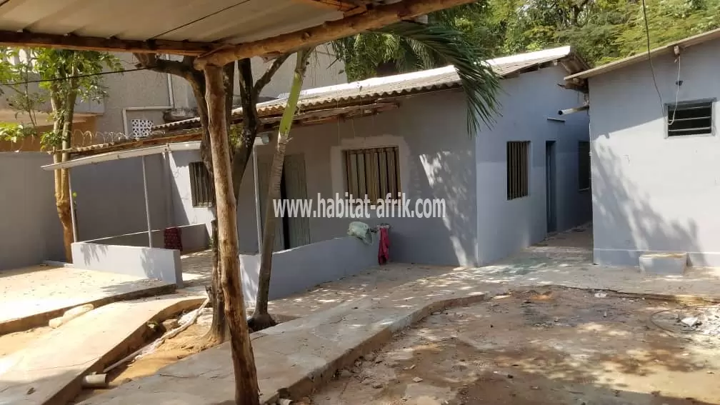 Je mets en vente une villa de 2 chambres salon et 2 dépendances sur une parcelle de demi lot pres de la TDE AGOE CACAVELI Lome Togo