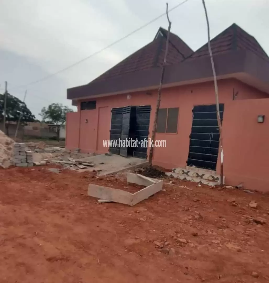 Je mets en location une villa cour unique de 2 chambres salon a kegue klobatem lome togo