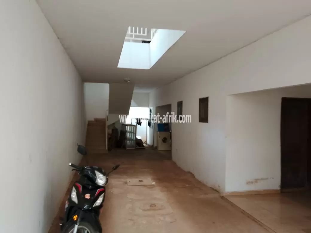 Je mets en location un appartement de chambre salon douche wc cuisine interne a l’étage situé a Kegué lome togo