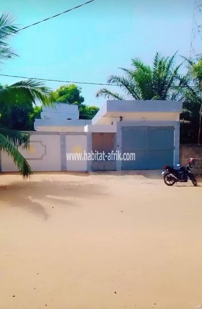 Je mets en vente une villa de 3 chambres salon sur demi lot a agbavi 50m du goudron lome togo
