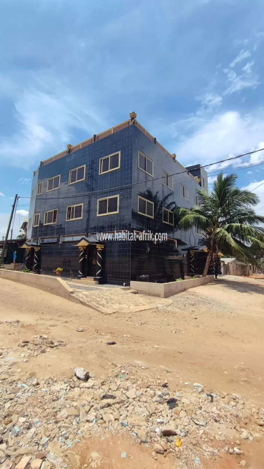 Je mets en location un appartement scindé seul au rez de chaussée 3 chambres salon douche cuisine interne a atsiegou DVA au bord du contournement lome togo