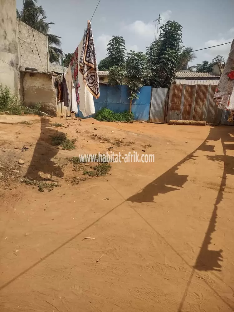 Je mets en vente une parcelle de terrain demi lot a adidogome ipg ou la poste avec titre foncier lome togo
