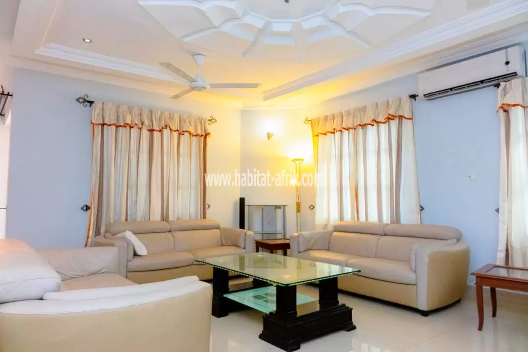 Je mets en location une maison de vacances (villa meublée) située dans la zone aeroport composée de 3 chambres salon équipée propre lome togo